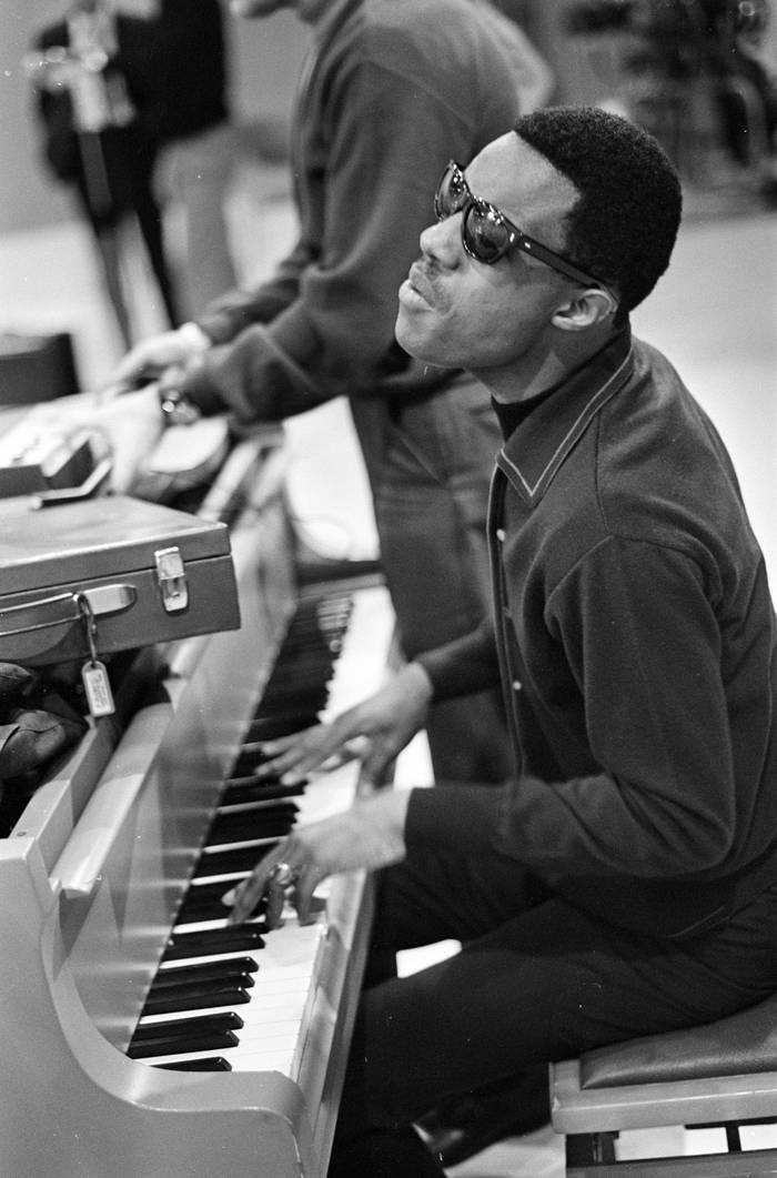 Stevie Wonder aan de piano (1967)