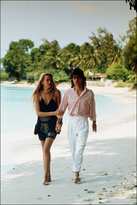 Jerry Hall et Mick Jagger se promènent sur une plage à la Barbade 1987