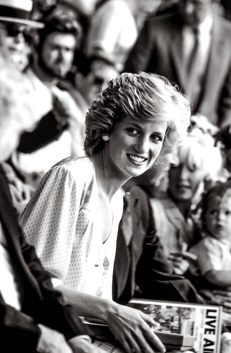 La principessa Diana durante il concerto "live aid" a Londra nel luglio 1985 La principessa Diana durante il concerto "live aid" a Londra nel luglio 1985