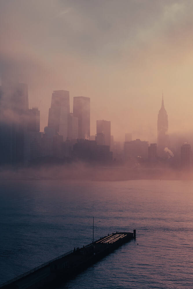Mistige zonsopgang boven Manhattan - kleur