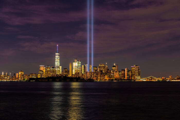 New York City skyline 's nachts met 9-11 lichten New York City skyline 's nachts met 9-11 lichten