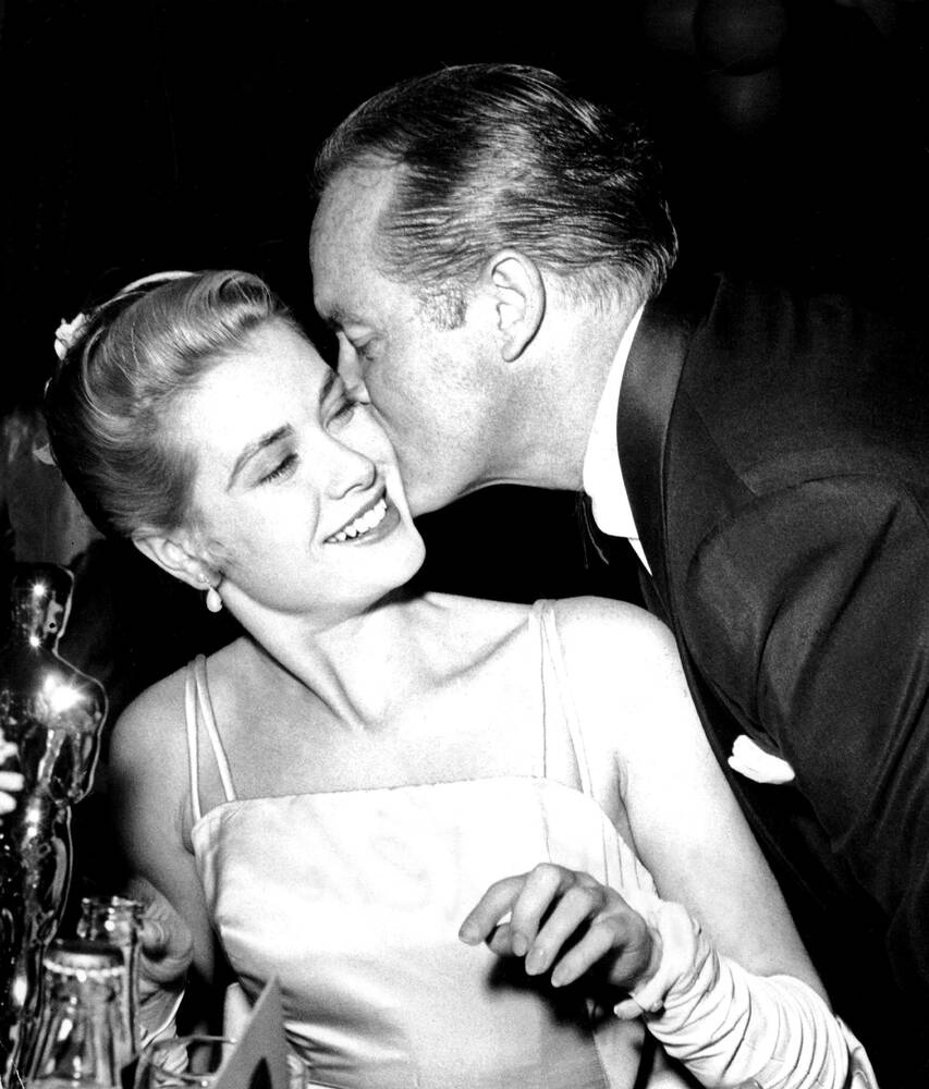 Bob Hope zoent Grace Kelly bij de 27e Oscaruitreiking