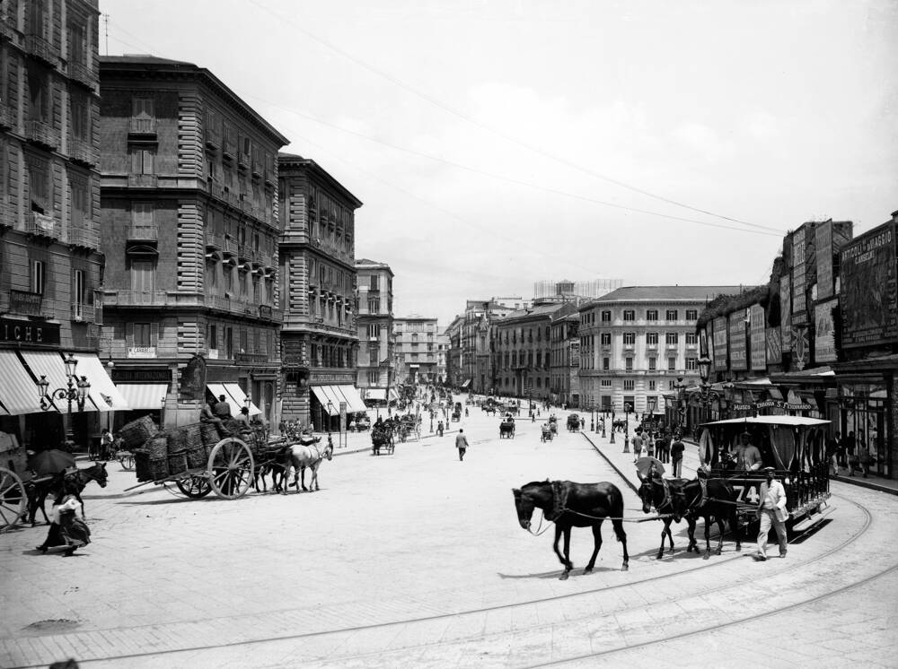 Blick auf die Via San Carlo und die Via Medina in Neapel