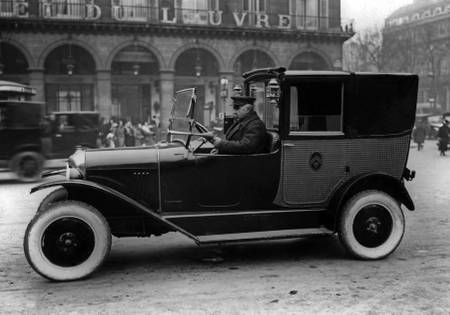 Citroen in the streets of Paris