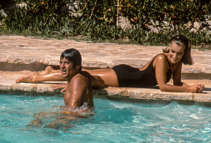 Alain Delon e Romy Schneider a bordo piscina (1968) Alain Delon e Romy Schneider a bordo piscina (1968)
