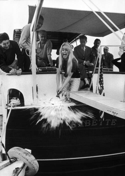 Brigitte Bardot doopt de boot "Babette" (1959) Brigitte Bardot doopt de boot "Babette" (1959)
