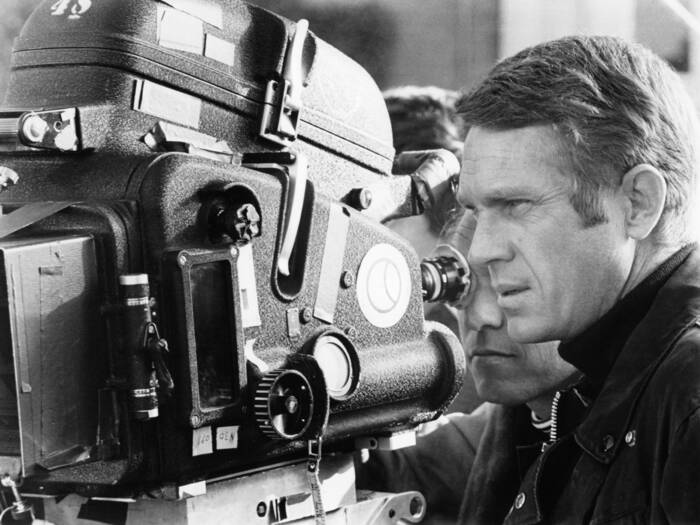 Steve McQueen op de set van "Bullitt" (1968) Steve McQueen op de set van "Bullitt" (1968)