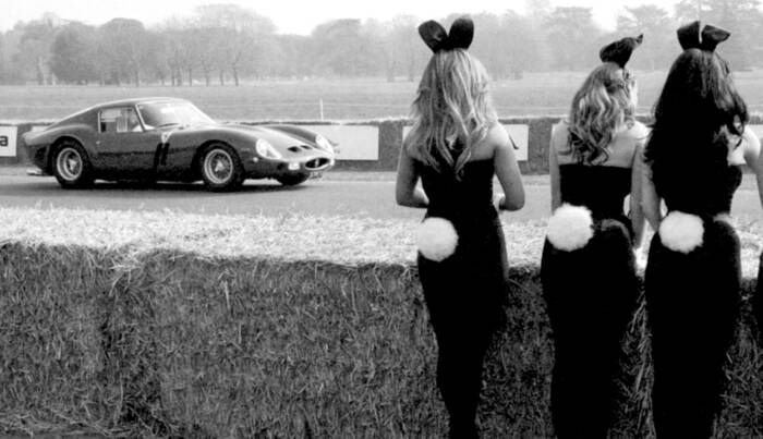 Bunny Girls regardant Paul Vestey dans une Ferrari 250G Bunny Girls regardant Paul Vestey dans une Ferrari 250G