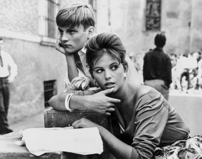 Claudia Cardinale op de set van de film The Girl with the Suitcase