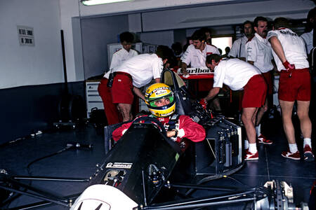 Ayrton Senna på Imola i McLaren Hondas garage