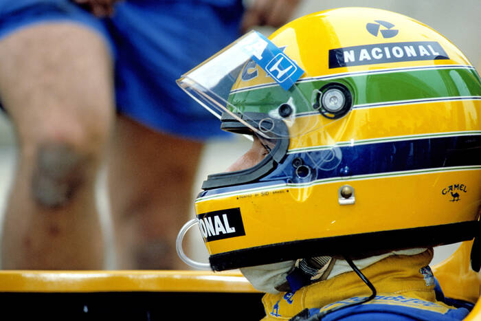 Ayrton Senna met zijn helm in zijn F1 Jerez 1987