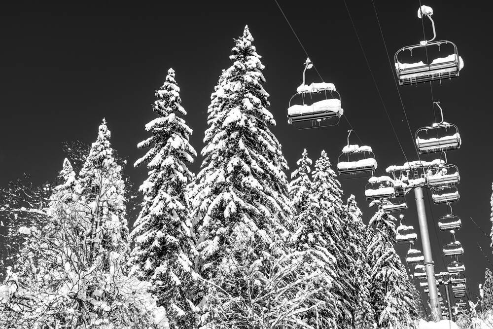 Zeitgenössische Winterskulptur zwischen Schnee und Himmel 2