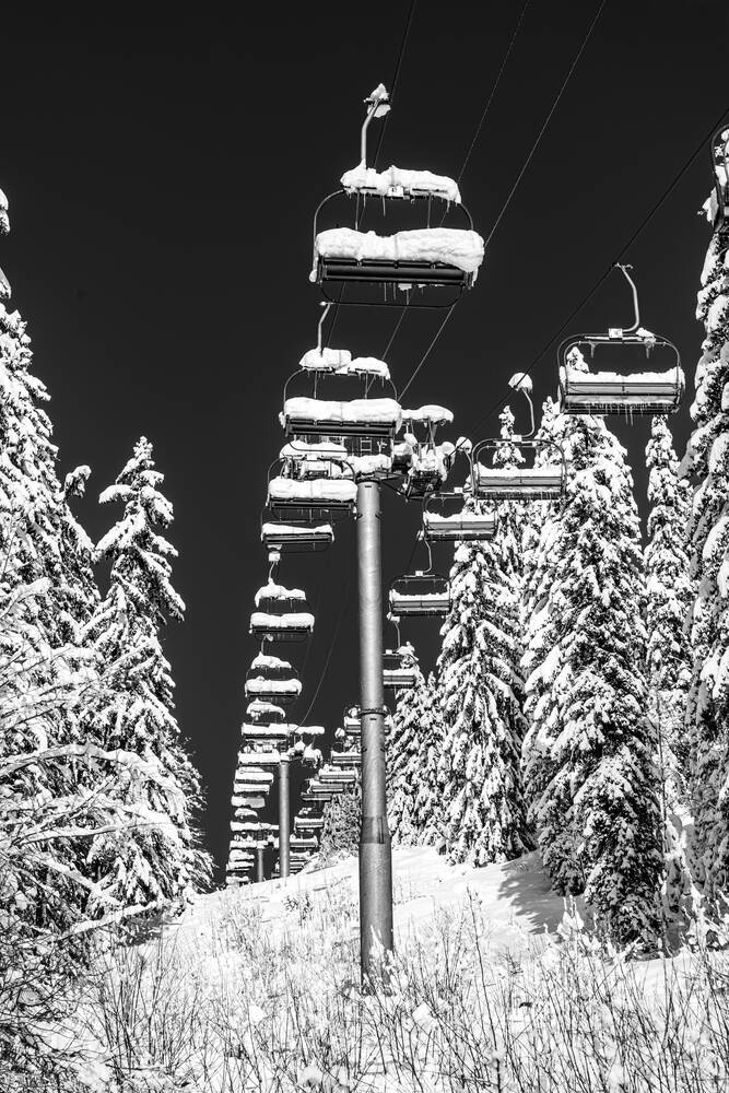 Sculpture contemporaine hivernale entre neige et ciel