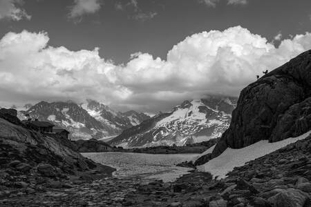Silueta de íbice en el Lago Blanco de Chamonix