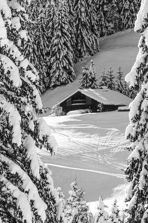 Chalés de montaña en un ambiente invernal Chalés de montaña en un ambiente invernal