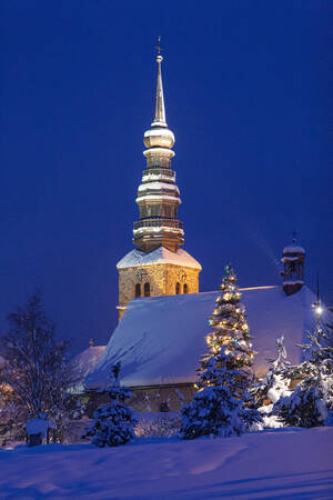 Klokkentoren van het dorp Combloux bij nacht