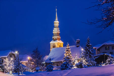 Verlichting van de klokkentoren van het dorp Combloux
