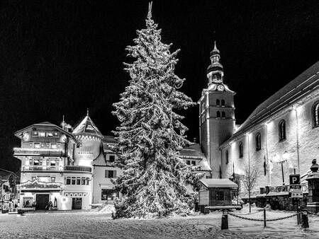 Megève - Verlichting van het kerkplein en de dennenboom