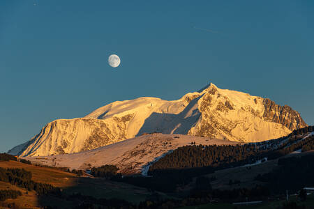 Luna llena de otoño y puesta de sol sobre el Mont Blanc Luna llena de otoño y puesta de sol sobre el Mont Blanc