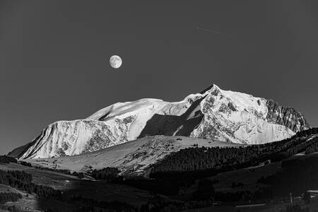 Luna llena de otoño y sol poniente sobre el Mont Blanc Luna llena de otoño y sol poniente sobre el Mont Blanc
