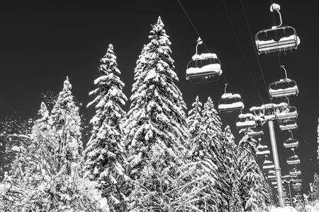 Zeitgenössische Winterskulptur zwischen Schnee und Himmel 2 Zeitgenössische Winterskulptur zwischen Schnee und Himmel 2