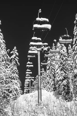 Escultura invernal contemporánea entre la nieve y el cielo Escultura invernal contemporánea entre la nieve y el cielo