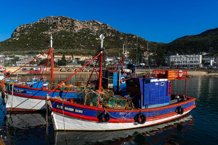 Bateaux de pêches sur fond de montagne à Kalk Bay Bateaux de pêches sur fond de montagne à Kalk Bay