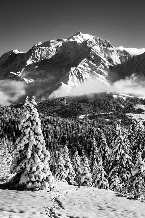 Il Monte Bianco in una sciarpa di nebbia Il Monte Bianco in una sciarpa di nebbia