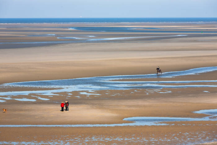 Promenader vid lågvatten i Le Touquet Paris-Plage Promenader vid lågvatten i Le Touquet Paris-Plage