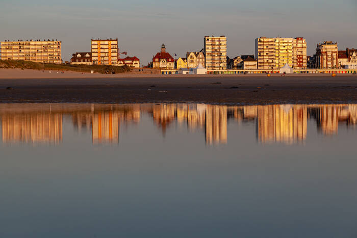 Reflektioner av Touquet Paris-Plage vid lågvatten Reflektioner av Touquet Paris-Plage vid lågvatten