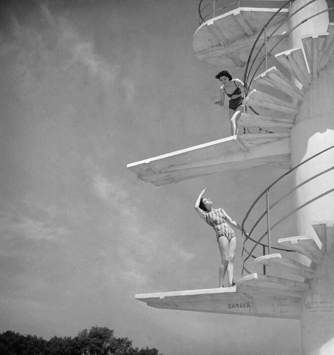 Jeunes femmes à la piscine
