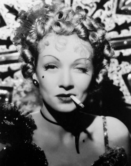 Marlene Dietrich met een sigaret Marlene Dietrich met een sigaret