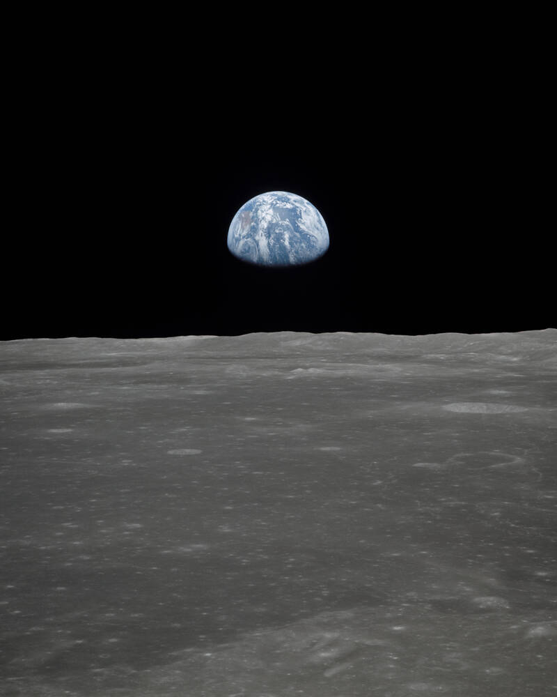 Jorden stiger upp över månen - en vy från Apollo 11