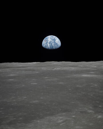 La Tierra se eleva sobre la Luna - Una vista desde el Apolo 11
