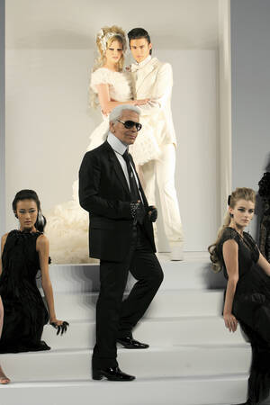 Karl Lagerfeld - ceremonimästare vid Chanels modevisning 2009 Karl Lagerfeld - ceremonimästare vid Chanels modevisning 2009
