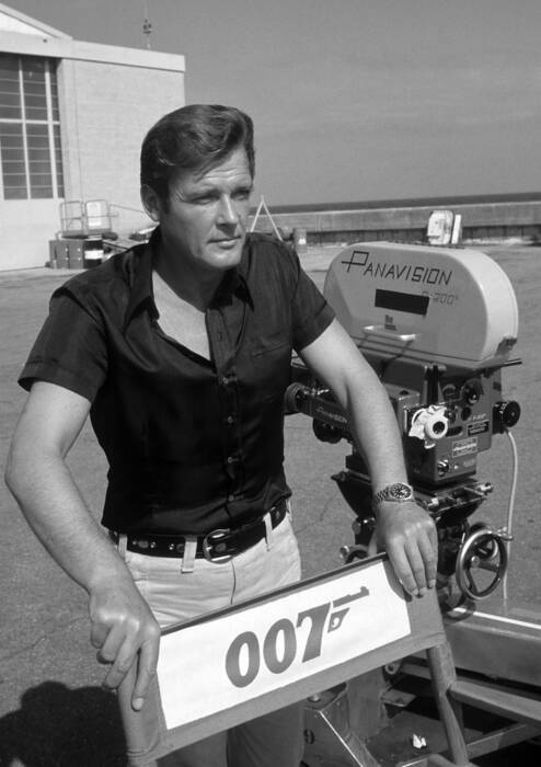 Roger Moore en 1973 Roger Moore en 1973