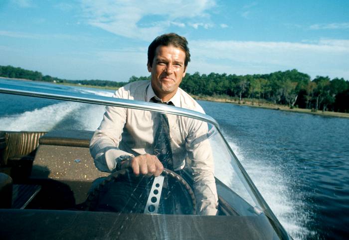 Roger Moore en tournage Roger Moore en tournage