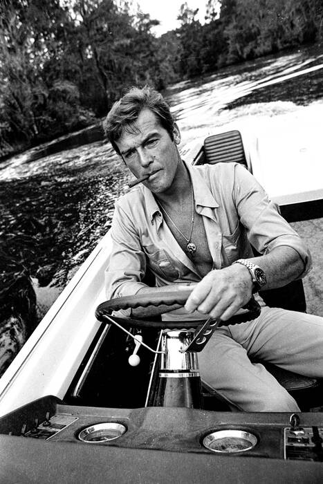 Roger Moore på inspelningsplats på Jamaica 1973 Roger Moore på inspelningsplats på Jamaica 1973