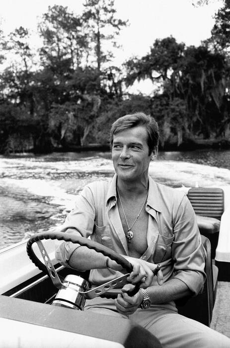 Roger Moore sur le plateau de James Bond en 1972 Roger Moore sur le plateau de James Bond en 1972