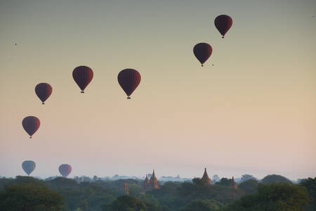 Luchtballonnen over de tempels van de Bagan vlakte Luchtballonnen over de tempels van de Bagan vlakte