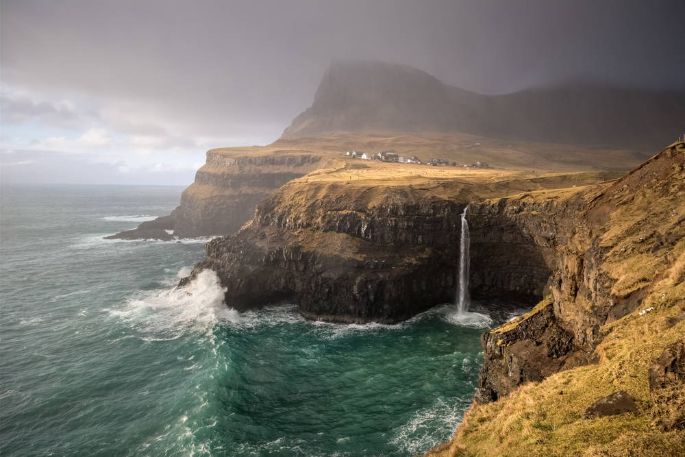 Gasadalur vattenfall i solnedgången