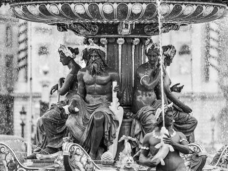 De fontein van de zee op de Place de la Concorde in Parijs