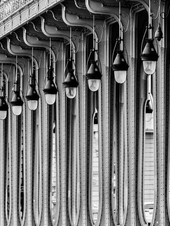 De zuilen van de Bir-Hakeim brug in Parijs