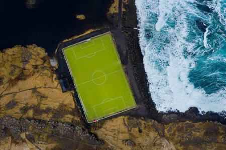 Voetbalveld bij Eidi op de Faeröer tussen land en zee