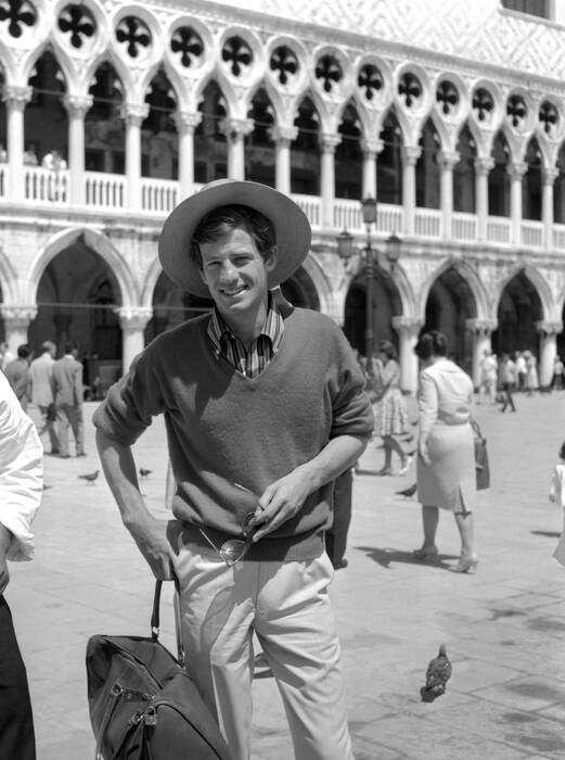 Jean-Paul Belmondo indossa un cappello Jean-Paul Belmondo indossa un cappello