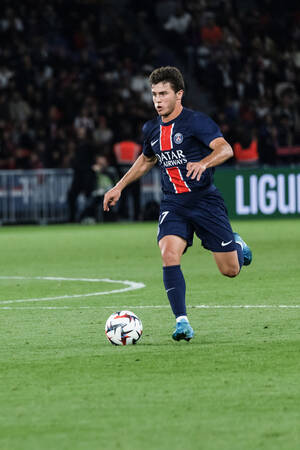 Joao Neves sur la pelouse du Parc