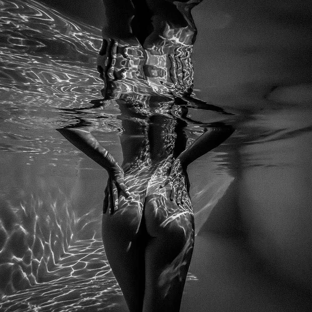 Nu sous l'eau derrière