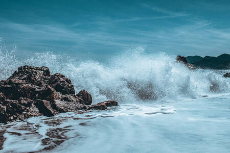 Ola grande sobre rocas