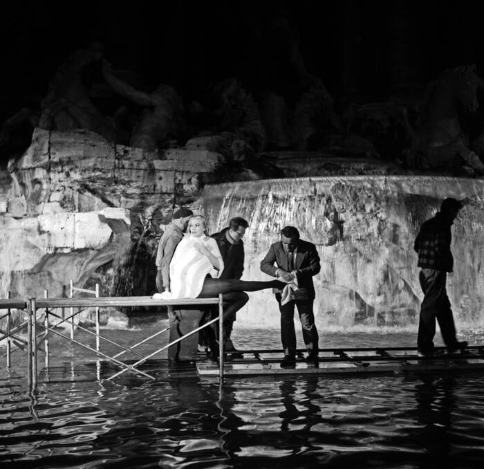 Federico Fellini en Anita Ekberg op de set Federico Fellini en Anita Ekberg op de set