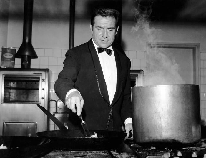 Ugo Tognazzi prepara la pasta Ugo Tognazzi prepara la pasta